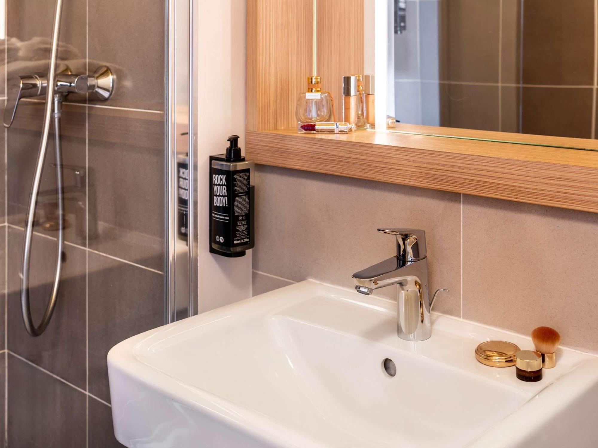 Ibis Styles Prevessin Geneve Aeroport Hotel Exterior foto